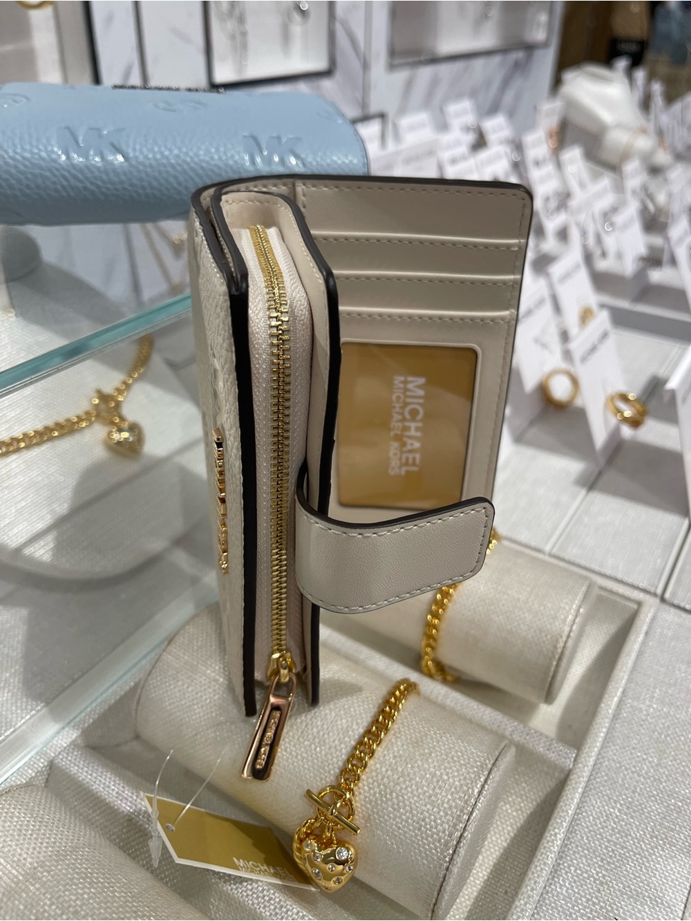 Michael Kors Jet Set Travel Medium Logo Debossed Billfold Wallet
Light Cream
NWT - Picture 12 of 16